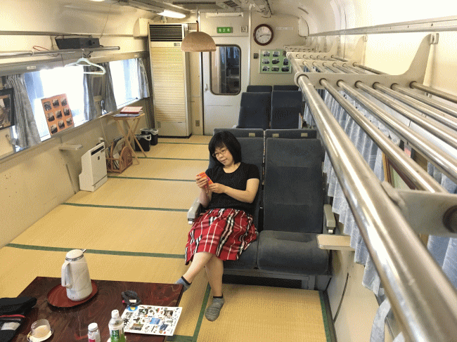 夢ハウスあずさ号の車内の椅子に座る