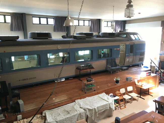 夢ハウスの室内から見たあずさ号