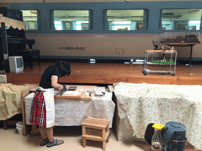 あずさ号の前で蕎麦を切る