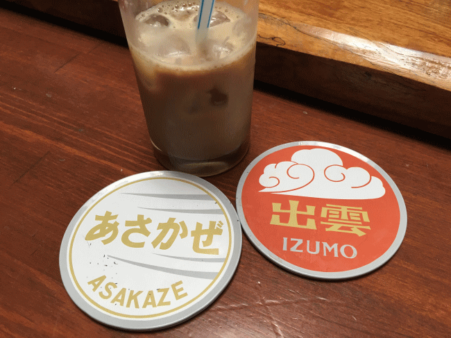 夢ハウスあずさ号のアイスコーヒーとコースター