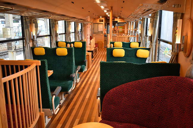 「おもちゃ列車」の車内