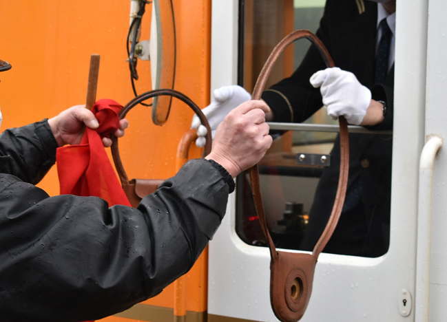 由利高原鉄道のタブレット交換シーン