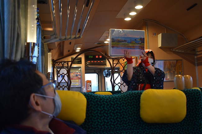 おもちゃ列車車内のアテンダント