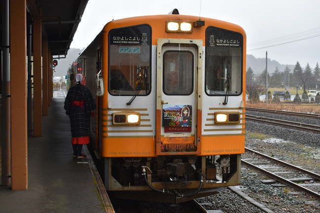 おもちゃ列車が矢島駅に到着