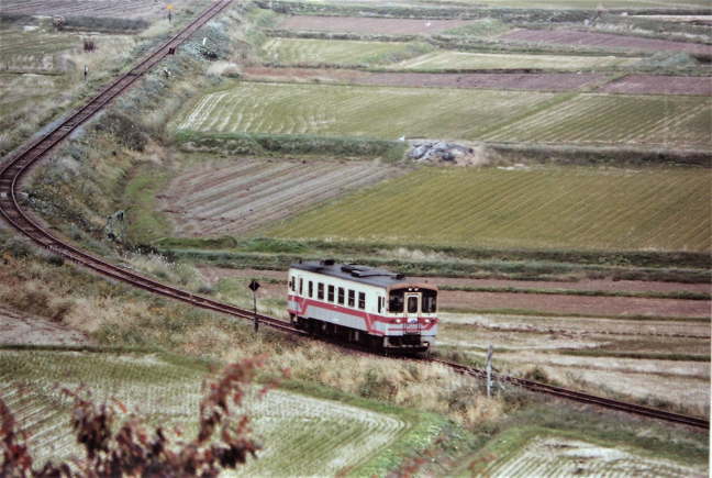 撮影地の運動場から矢島行YR1500形を撮る