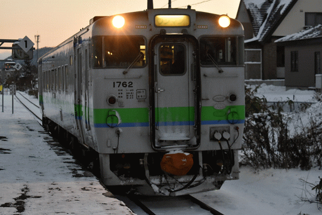 清水沢駅に到着する夕張行