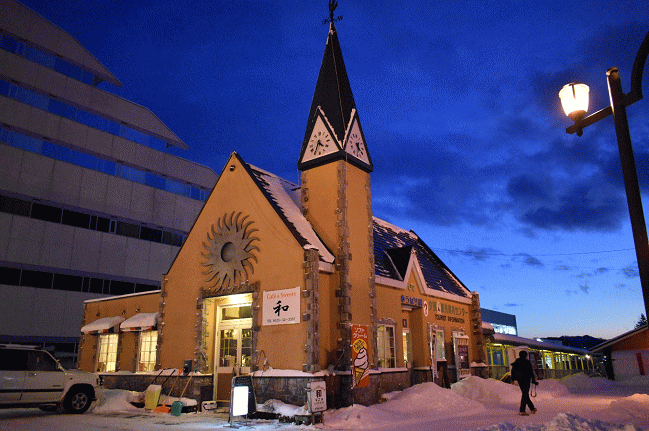 夕張駅と、駅舎内の喫茶店
