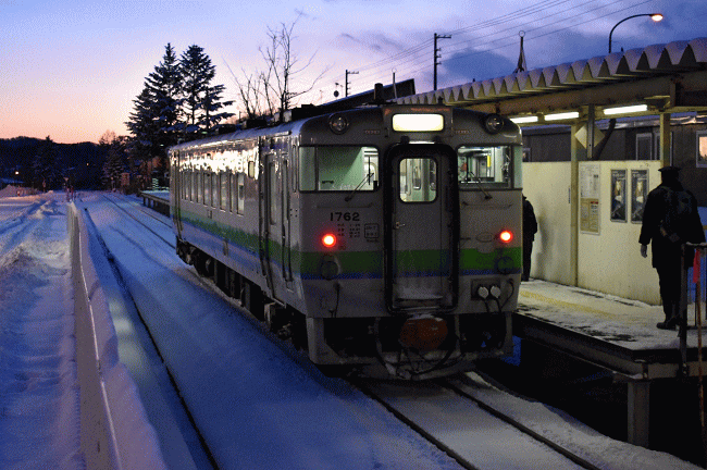 夕張駅で発車を待つ千歳行